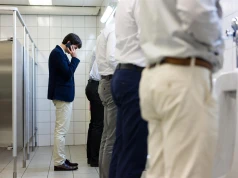 Kiblorozmowny. Facet, który gadał przez telefon oddając mocz na stacji MOL