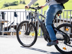 Od ilu lat można jeździć rowerem elektrycznym? Rodzice często nie znają tej zasady