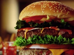 Burger bez okazji. Jak Polacy zamawiają dziś swój ulubiony comfort food?