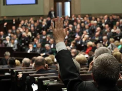 Ustawa frankowa przegłosowana w Sejmie. Frankowicze nie muszą płacić rat z chwilą doręczenia bankowi pozwu!