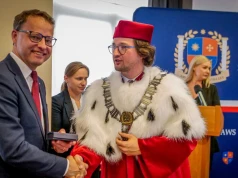 Rektor, co chciał golić głowy, odwołany. To były współpracownik Romanowskiego