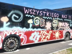 Kolorowy autobus wyjedzie na ulice Jeleniej Góry z okazji Dnia Dziecka
