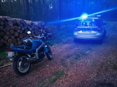 Kierował motocyklem pomimo dożywotniego zakazu oraz pod wpływem środków zabronionych. Policjanci ujawnili także narkotyki