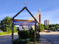 Bramy powitalne, udekorowane świątynie i modlitwy za przyszłych kapłanów – parafie szykują się na prymicje