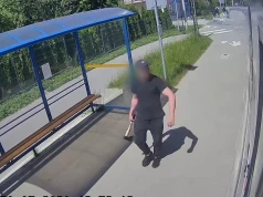 Wymachiwał siekierą, a potem uderzył. Zatrważające sceny na przystanku. Pokazano nagranie