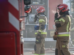 Duży pożar na składowisku odpadów. Czarny dym widoczny z wielu kilometrów