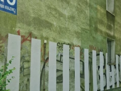 Bloki jak „kody kreskowe”! Czy to nietypowy sposób walki z graffiti ?