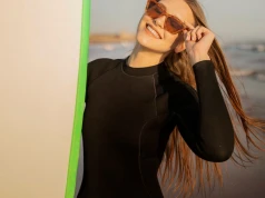 Zapomnij o skąpych bikini. Latem 2026 rządzi styl surfer girl. Szybko zdobył serca kobiet