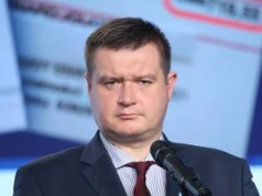Poseł PiS wyniesiony z samolotu. Rzecznik partyjnej dyscypliny odpowiada
