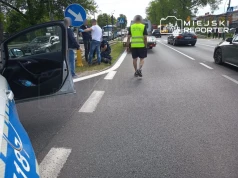Skakał po dachu auta po kolizji czterech samochodów. Agresywny kierowca, pod wpływem środków, został zatrzymany