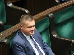 Poseł PiS wyniesiony z samolotu. Świadkowie zabrali głos, polityk tłumaczy