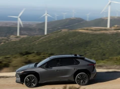 Ten SUV nie tankuje, a może dać sporo spokoju. Toyota gra o zaufanie kierowców