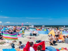 Jedziesz na wakacje nad Bałtykiem? Tego nie rób na plaży. Grozi mandat w wysokości 500 zł