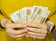 Ile gotówki można wypłacić w oddziale i z bankomatu? PKO, Pekao i ING mają różne limity