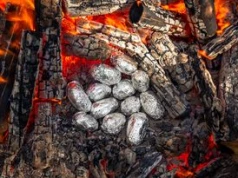 Kultowe ziemniaki z ogniska pod lupą. Jeśli używasz folii, musisz o tym wiedzieć