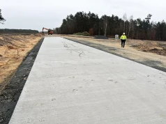Pierwsza taka droga samorządowa w Polsce. W Ożarowie budują nawierzchnię z betonu