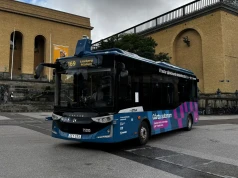 Autonomiczny autobus przegrał starcie z tramwajem. Wypadek już pierwszego dnia