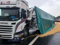 Autostrada A1 zablokowana. Ciężarówka uderzyła w bariery, naczepa drugiej przewróciła się na samochód