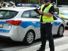 Policjanci zajrzą do bagażnika. Będą szukać tam dwóch rzeczy, za ich brak 500 zł mandatu