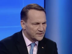 Sikorski krytykował Nawrockiego i nawiązał do Smoleńska. PiS wrze z oburzenia, szef MSZ się nie przejmuje. „Zachęcam do pozwu”