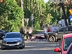 Auto zaczęło się toczyć bez kierowcy. Mężczyzna próbował zatrzymać pojazd, jednak został potrącony przez auto, które ostatecznie uderzyło w płot