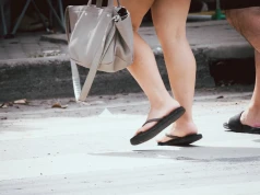 Nosisz je na wakacjach? W tym kraju mandat może być droższy niż nocleg w hotelu