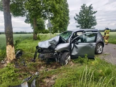 69-latek uderzył Nissanem w drzewo. Do szpitala przetransportował go śmigłowiec LPR