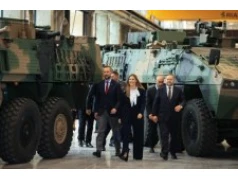 "To polityczny akt oskarżenia wobec moich poprzedników". Kontrakt na Rosomaki podpisany