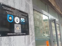 Kamienica przy Grunwaldzkiej 11 w Mysłowicach z pamiątkową tablicą. Budynek kryje historię komunistycznego aresztu