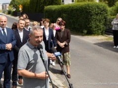 Długo wyczekiwany chodnik na Staromieściu w końcu powstanie. Możliwe poszerzenie drogi