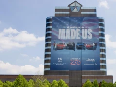 Stellantis owinął swoją amerykańską siedzibę gigantyczną flagą. Chrysler, Dodge, Jeep i Ram świętują 250-lecie USA