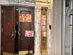 Seria ataków na polski konsulat w Nowym Jorku. Czerwona farba na budynku i pomniku