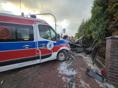 Poważne zderzenie karetki przewożącej pacjenta z Lexusem. Są ranni. W akcji śmigłowiec LPR