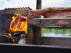 Grillowanie znowu może być rytuałem. Weber przypomina, po co patrzymy w ogień