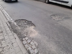 Nowy Sącz. Kierowcy alarmują o dziurach na ul. Poniatowskiego. Radny Kamil Olesiak interweniuje w MZD