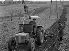 MTZ-4 to radziecki ciągnik elektryczny z kablem. Gdy w ZSRR chciano orać pola na prąd z sieci
