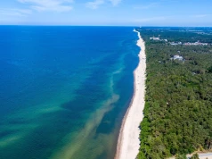 Nadbałtycka miejscowość tuż przy plaży. Wciąż można tu odpocząć bez tłumów