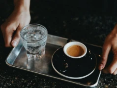 Szklanka wody podawana do espresso. Większość ludzi używa jej źle