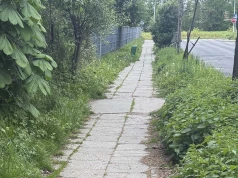 Mieszkańcy alarmują o fatalnym stanie chodnika przy ul. Relaksowej. „To zagrożenie dla pieszych”