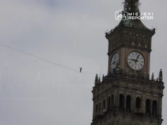 Jaan Roose przeszedł nad centrum Warszawy po taśmie między PKiN a Varso Tower