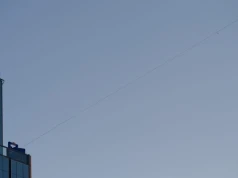 Warszawa wstrzymała oddech: Slackliner przeszedł między PKiN a Varso Tower
