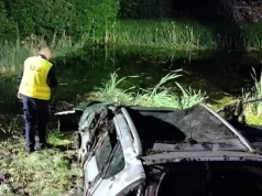 Auto nagle zjechało z trasy, świadkowie usłyszeli hałas. Nie żyją dwie osoby