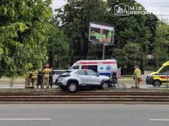 Kierujący Toyotą nie dostosował prędkości i wpadł na tory tramwajowe i w barierki