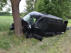 Bus uderzył w drzewo w powiecie hrubieszowskim. Pasażerki trafiły do szpitali
