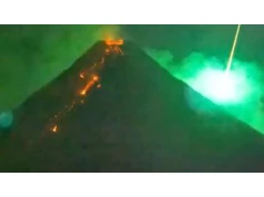 Meteor rozświetlił niebo nad wulkanem Mayon. I to podczas erupcji