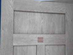 Naklej plaster na drzwi i śpij spokojnie. Prosty patent może odstraszyć ciekawskich