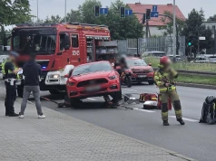 Rowerzystka uwięziona pod samochodem. Poważny wypadek na ul. Radzikowskiego