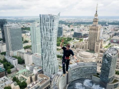 180 metrów nad Warszawą. Jaan Roose dokonał historycznego przejścia między PKiN a Varso Tower