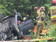 Auto runęło z wiaduktu, nie żyją dwie osoby. Policja w Płocku: nawet kilkadziesiąt metrów w dół