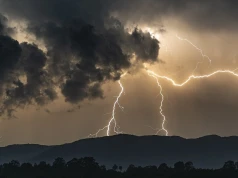 Burzowy początek tygodnia na Pomorzu. IMGW ostrzega